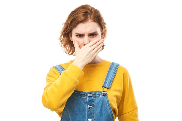 鼻を持っている若い女性は 嫌な匂い 指で鼻や口をつまむと白い背景に隔離された息を保持避けるために — ストック写真