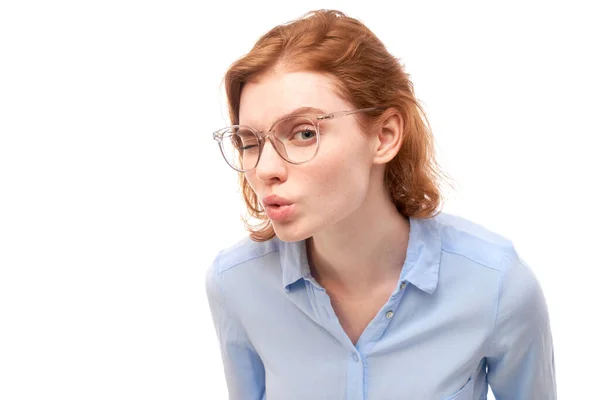Mujer Joven Pelirroja Con Gafas Entrecerrando Los Ojos Mientras Mira —  Fotos de Stock