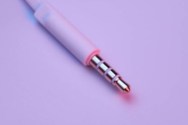 Kulaklıklar için beyaz buji beyaz arkaplanda izole edilmiş.