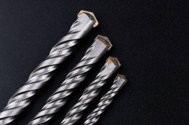 Beton için metal matkap uçları, siyah arkaplan üzerinde izole edilmiş delgi parçaları