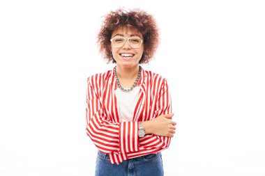 Beyaz stüdyo arka grubunda izole edilmiş, bukleli, zincirli, poz veren ve gülümseyen güzel mutlu Kazak kız portresi.