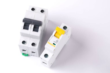 Elektrik şalteri beyaz arka planda izole edildi, elektrikçi ekipmanı