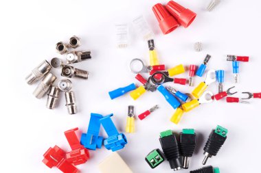 Beyaz arkaplanda izole edilmiş farklı elektrikli aletler, elektrikçi ekipmanları, kablolar, terminaller, bağlayıcılar, sigortalar, anahtarlar