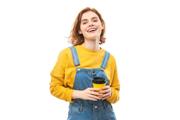 Енергетична Руда Дівчина Тримає Жовту Чашку Кави Посміхається Насолоджується Напоєм — стокове фото