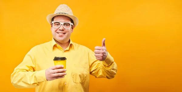Енергійний Смішний Чоловік Тримає Чашку Кави Посміхаючись Насолоджуючись Напоєм Ізольовано — стокове фото