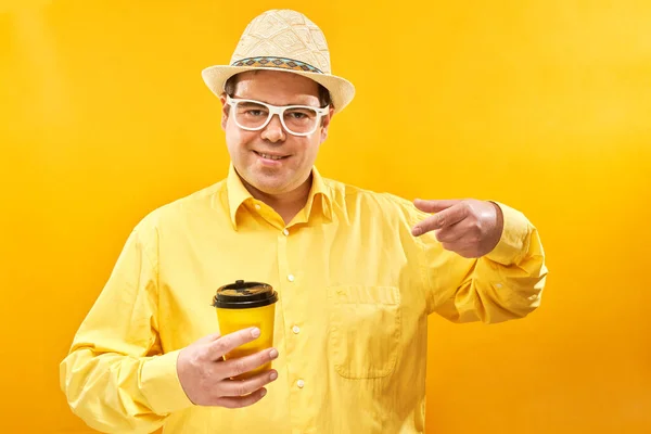 Енергійний Смішний Чоловік Тримає Чашку Кави Посміхаючись Насолоджуючись Напоєм Ізольовано — стокове фото