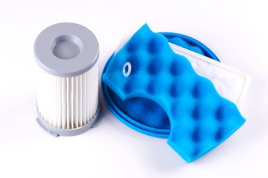 Beyaz arkaplanda izole edilmiş elektrik süpürgesi için yeni temiz toz hava filtreleri