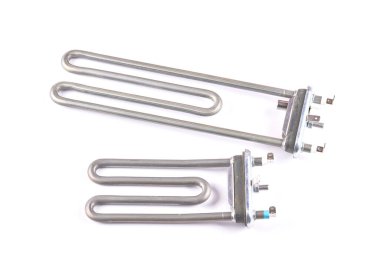 Çamaşır makineleri, kaynar su, ısıtma, beyaz zemin üzerinde izole edilmiş farklı tipte borular elektrikli ısıtma elementleri.