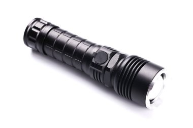 Beyaz arkaplanda izole edilmiş siyah cep taktiksel el fenerleri.