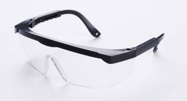 Plastik yapısal gözlükler, Güvenlik Endüstriyel gözlükleri beyaz arka planda izole edilmiş.