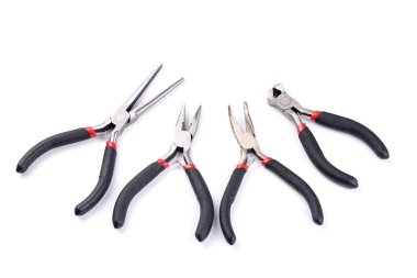 Beyaz arka planda farklı tipte pense ve yan kesiciler var. Tamir, inşaat ve bakım için el aletleri