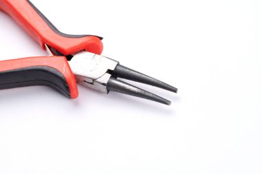 Kerpeten beyaz arka planda izole edilmiş. Tamir, inşaat ve bakım için el aracı