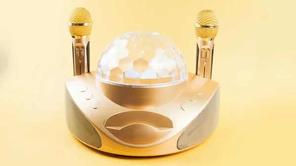 System Dźwiękowy Złotym Mikrofonem Pudełko Karaoke Kulką Dyskotekową Izolowane Żółtym — Zdjęcie stockowe