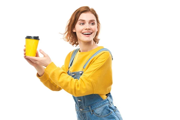 Енергетична Руда Дівчина Тримає Жовту Чашку Кави Посміхається Насолоджується Напоєм — стокове фото