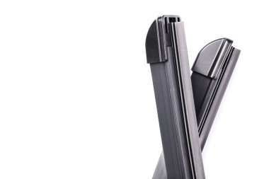 Beyaz arkaplan kırpma yolunda izole edilmiş bir çift araba sileceği