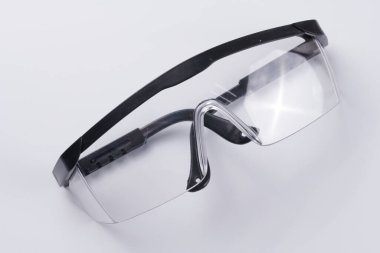 Plastik yapısal gözlükler, Güvenlik Endüstriyel gözlükleri beyaz arka planda izole edilmiş.