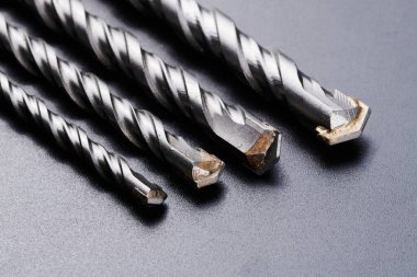 Beton için metal matkap uçları, siyah arkaplan üzerinde izole edilmiş delgi parçaları