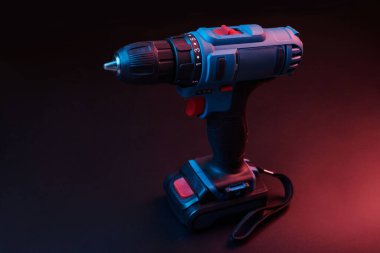 Siyah arkaplanda izole edilmiş yeni matkap kapatma, güç araçları kavramı