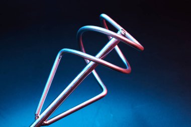 Çimento, spiral harç karıştırma başlığı için inşaat karıştırıcısı siyah arkaplanda izole edildi