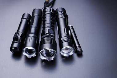 Siyah arka planda izole edilmiş siyah cep fenerleri.