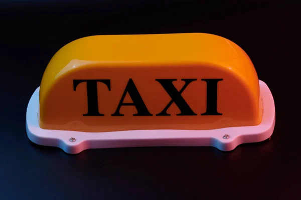 Arabanın Çatısı Için Sarı Taksi Tabelası Siyah Arka Planda Izole — Stok fotoğraf