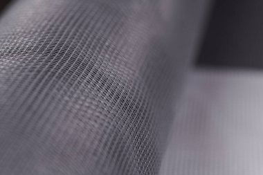 Yuvarlanan yeni sivrisinek ağı beyaz arkaplanda izole edildi