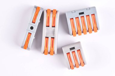 Elektrik kablolarını bağlamak için kablo sürücüsü, beyaz arkaplanda izole edilmiş terminal bloğu