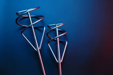 Çimento, spiral harç karıştırma başlığı için inşaat karıştırıcısı siyah arkaplanda izole edildi