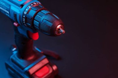 Siyah arkaplanda izole edilmiş yeni matkap kapatma, güç araçları kavramı