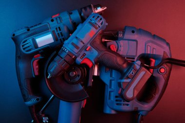 Siyah zemin üzerinde izole edilmiş yeni elektrikli aletler seti, matkap, yumruk, elektrikli testere, yapboz, dairesel testere