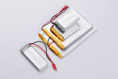 Beyaz arkaplanda izole edilmiş farklı lityum pil türleri