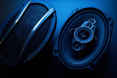Siyah araba ses hoparlörleri siyah arka plan, ses sistemi, sert bas subwoofer