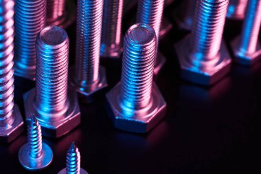 Cıvatalar, çiviler, çiviler, çiviler. Tüketilebilir donanım araçları. Çeşitli çelik vida koleksiyonu yakın arkaplan