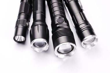 Beyaz arkaplanda izole edilmiş siyah cep taktiksel el fenerleri.