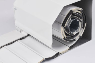 Metal perdedeki garaj kapısı, beyaz zemin üzerindeki paten perdeleri.