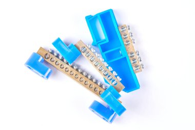 Elektrik kablolarını bağlamak için kablo sürücüsü, beyaz arkaplanda izole edilmiş terminal bloğu