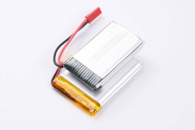Beyaz arkaplanda izole edilmiş farklı lityum pil türleri