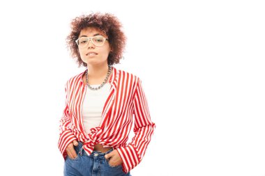 Beyaz stüdyo arka grubunda izole edilmiş, bukleli, zincirli, poz veren ve gülümseyen güzel mutlu Kazak kız portresi.