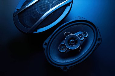 Siyah araba ses hoparlörleri siyah arka plan, ses sistemi, sert bas subwoofer