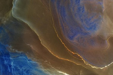 Alkol mürekkebi soyut renkli arka plan. Suda akrilik boya dalgaları var. Koyu mermer dokusu. Baskı kalıbı. Parlak lekeler ve sıçramalar.