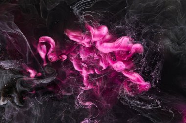 Koyu pembe ve siyah soyut okyanus arkaplanı. Su altında damlalar, damlalar ve boya dalgaları, hareket halindeki duman bulutları