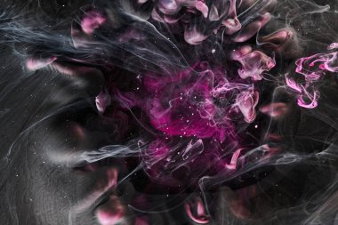 Koyu pembe ve siyah soyut okyanus arkaplanı. Su altında damlalar, damlalar ve boya dalgaları, hareket halindeki duman bulutları