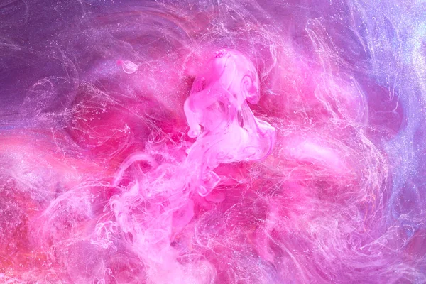 穏やかなピンクの抽象的な海の背景 水の下の塗料のスプラッシュ ドロップと波 動きの煙の雲 — ストック写真