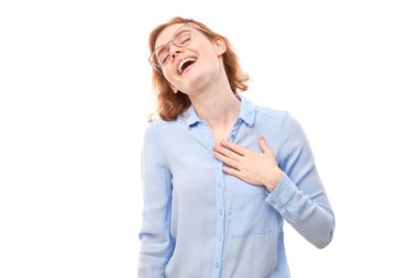 İş gömleği giymiş pozitif kızıl saçlı bir kızın portresi duygusal olarak seviniyor ve beyaz arka planda izole edilmiş, reklam pankartıyla mutlu hissediyor.