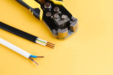 Kablo soyma ve kıstırma aracı, sarı arkaplanda izole edilmiş tel sökücüler