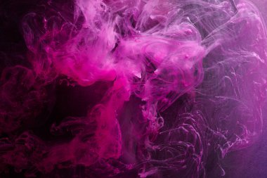 Koyu pembe ve siyah soyut okyanus arkaplanı. Su altında damlalar, damlalar ve boya dalgaları, hareket halindeki duman bulutları