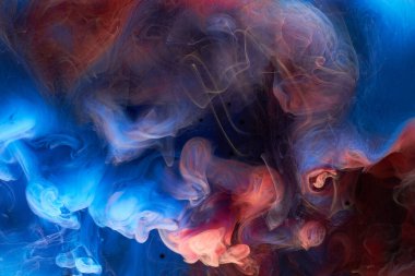 Mavi kırmızı mürekkep soyut arka plan. Parfüm, nargile ve kozmetik ürünleri için akrilik boya arka planı. Gizemli duman bulutları, renkli sis