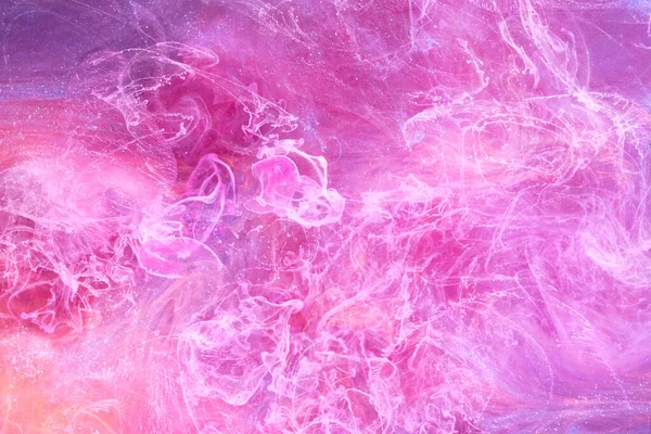 穏やかなピンクの抽象的な海の背景 水の下の塗料のスプラッシュ ドロップと波 動きの煙の雲 — ストック写真