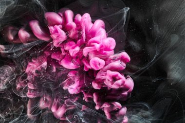 Koyu pembe ve siyah soyut okyanus arkaplanı. Su altında damlalar, damlalar ve boya dalgaları, hareket halindeki duman bulutları