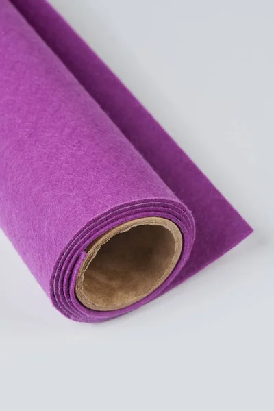 柔らかいフェルト繊維素材紫の色 カラフルなテクスチャ生地ロールアップ — ストック写真